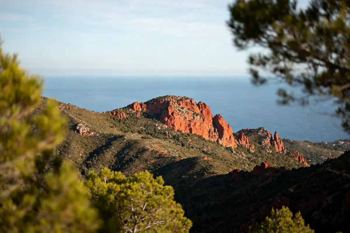 Vue sur le massif de l'Esterel avec mer, entre Aix et Marseille.