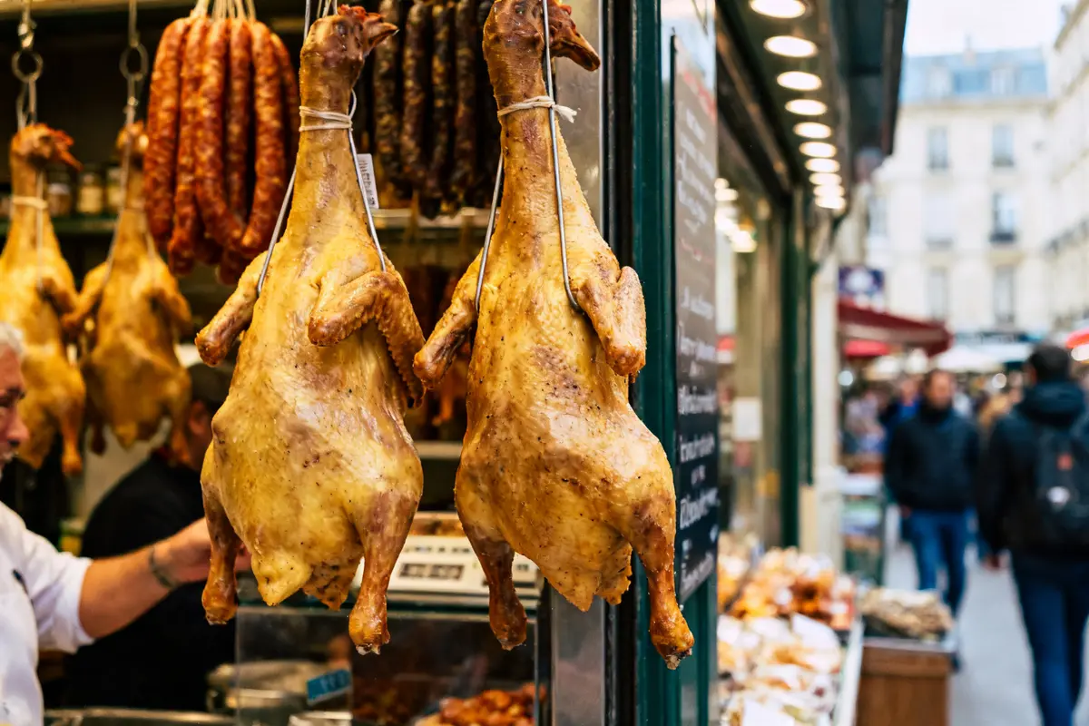 pexels-michal-pech-213601-757318 (1) Poulets rôtis accrochés dans une vitrine de marché Franchassis à Paris