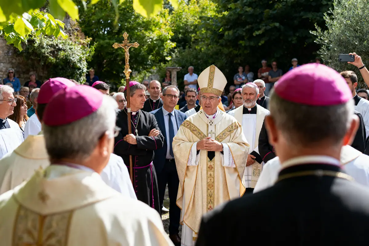 Cérémonie religieuse avec évêques en habits traditionnels entourés de fidèles numéro 948