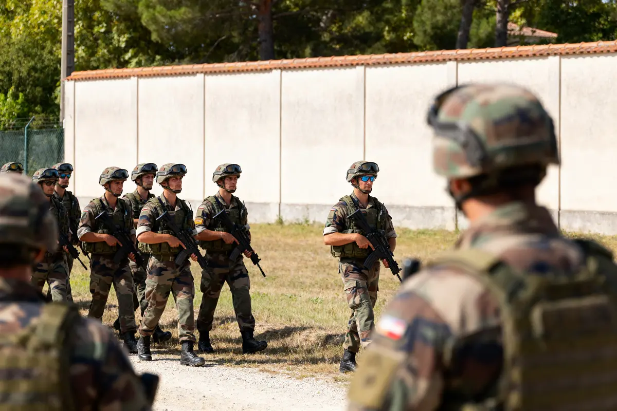 pexels-michal-pech-213601-757318 (1) Soldats en uniforme marchant, illustration de la grille de salaire des réservistes de l'armée de terre