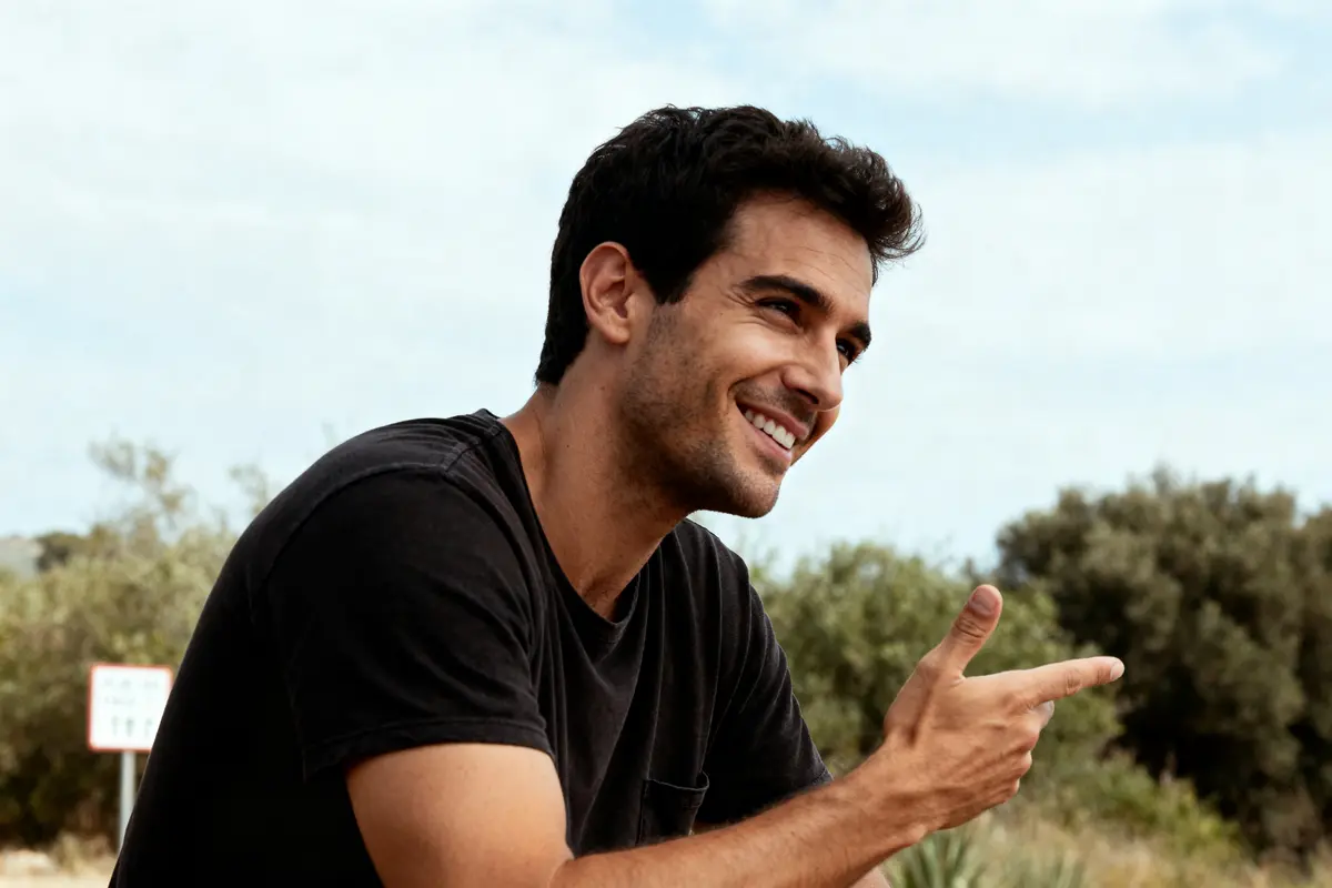 Un homme souriant en t-shirt noir en extérieur institutdubricolage.com avis