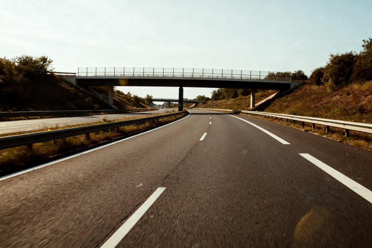 pexels-michal-pech-213601-757318 (1) Autoroute vide avec échangeur non programmé sous un pont rectiligne en plein jour.