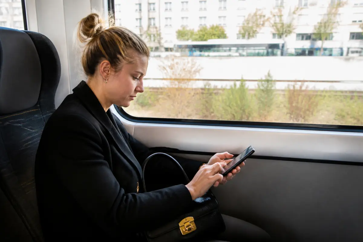pexels-michal-pech-213601-757318 (1) Personne utilisant un smartphone dans le train pour consulter le self-service de Keolis Lyon